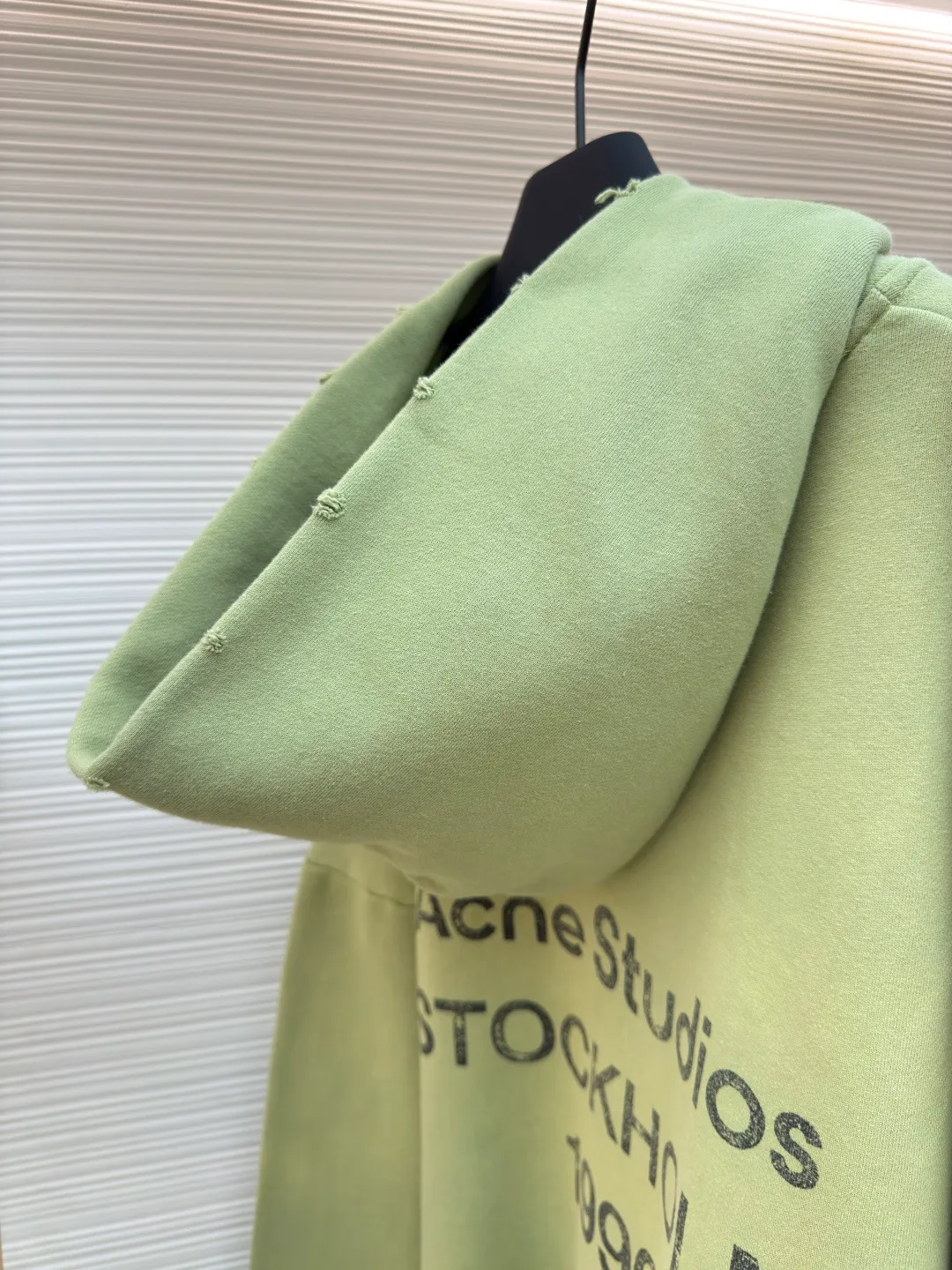 Acne Studios 1996 distressed printed hooded sweatshirt ●Item number: 1680617-A85 ●Material: pure cotton fabric ●Technology: printing production ●Version: loose fit ●Weight: about 920 grams ●Size: S-M-L-XL ●Description: The fabric is made of custom-made pure cotton, washed with distressed and dirty gradient techniques, printed on the back, and the overall wiring is straight and delicate. The fabric is comfortable and soft, with consistent colors and no color difference. It can be matched with the same style to create a fashionable look and control various occasions. Customized accessories, complete with three standards, same style for men and women!